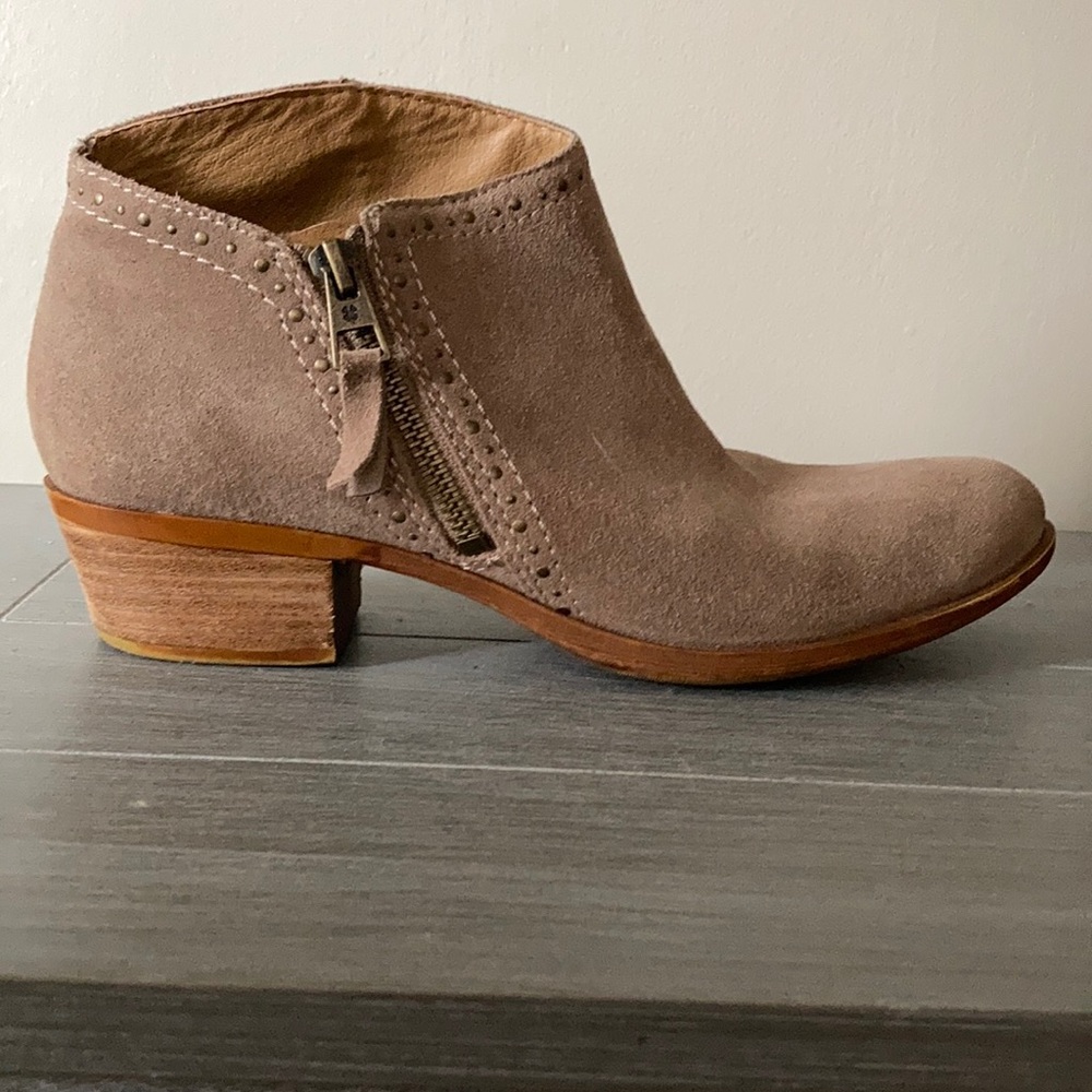 EUC Lucky leather ankle boots